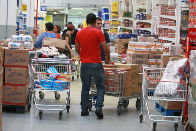 Novo atacarejo investe R$ 20 milhões e chega à Região Metropolitana