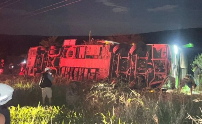 Ônibus de turismo tomba na BA-026, entre Planaltino e Nova Itarana