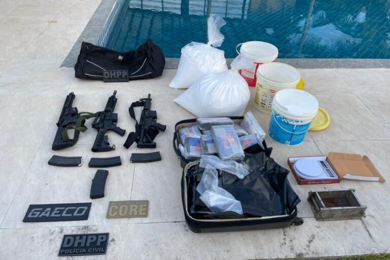 Operação policial apreende fuzis e drogas na região metropolitana de Salvador, e investigado por tráfico é preso em São Paulo