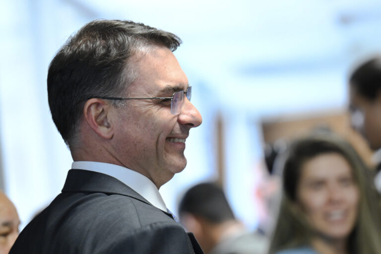 PL descarta recuo de Flávio Bolsonaro com ida de Carlos para SC