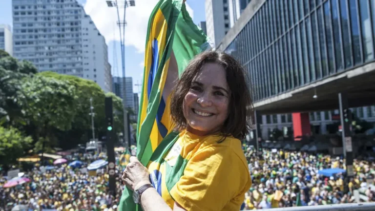 ‘País com que eu sonho’, diz Regina Duarte sobre possível candidatura de Flávio Bolsonaro