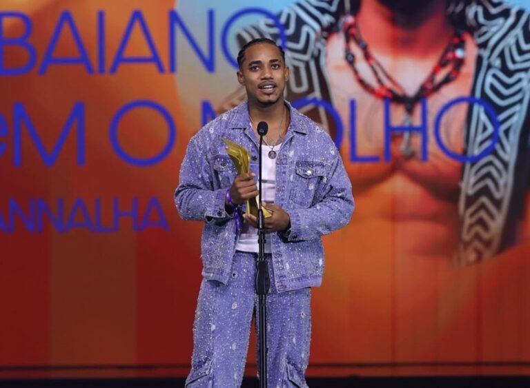 Premiado, O Kanalha é recebido com festa no aeroporto de Salvador