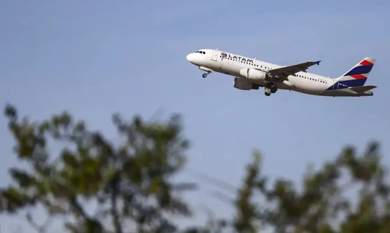 Procon notifica Latam sobre uso de “banheiros premium” em aeronaves