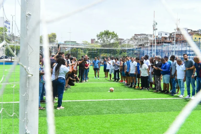 Salvador inaugura 92º campo com grama sintética para prática esportiva