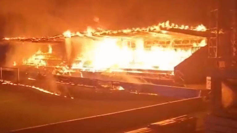 Torcedores incendeiam estádio após rebaixamento de clube; veja vídeo