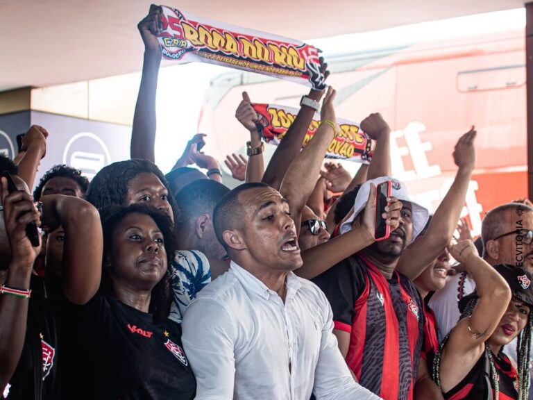 Torcida realiza AeroNego e apoia delegação antes de jogo do Vitória