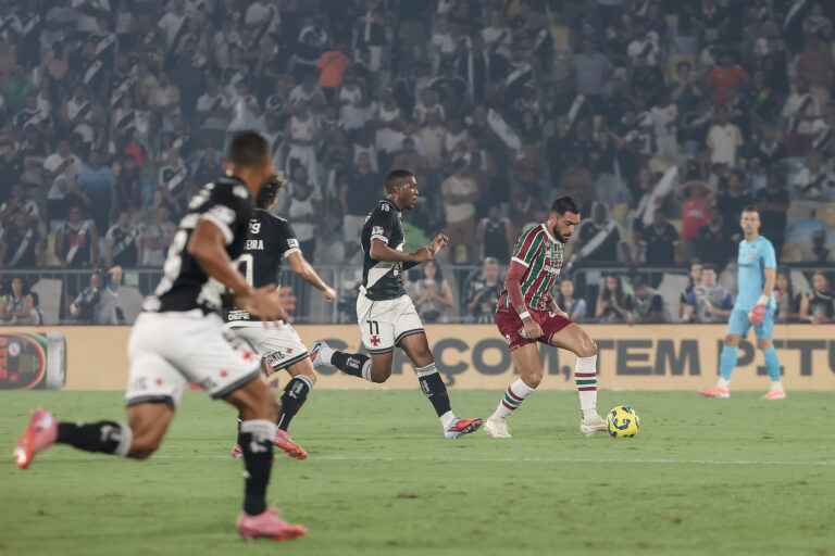 Vasco arranca virada no fim e sai na frente do Fluminense na semifinal