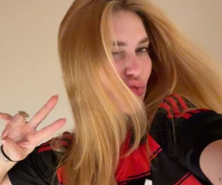 Virginia comemora vitória do Flamengo com camisa que ganhou da mãe de Vini Jr.