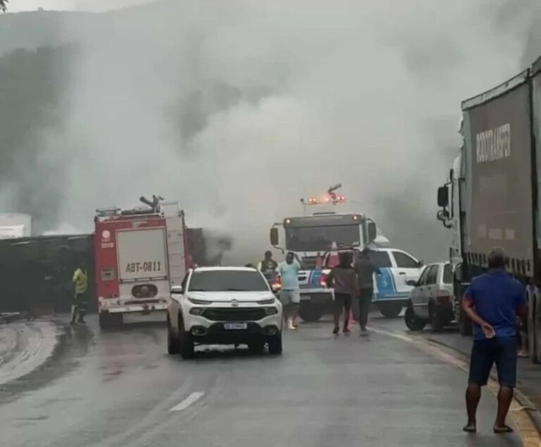 Acidente com incêndio interdita a BR-116 na Serra do Mutum, em Jaguaquara