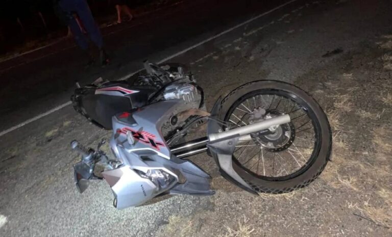 Homem e mulher morrem após motocicleta colidir com caminhão na BR-324