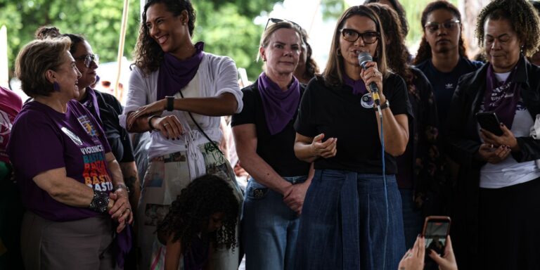 Ministras exaltam luta das mulheres em ato contra o feminicídio
