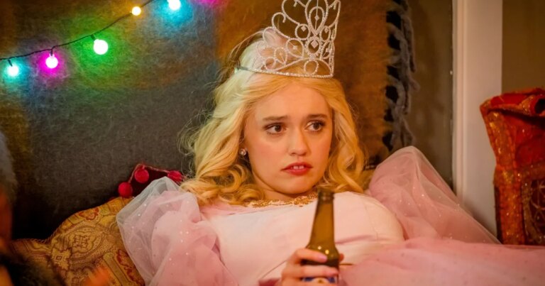 Após indicação no Globo de Ouro, Aimee Lou Wood apresenta nova personagem