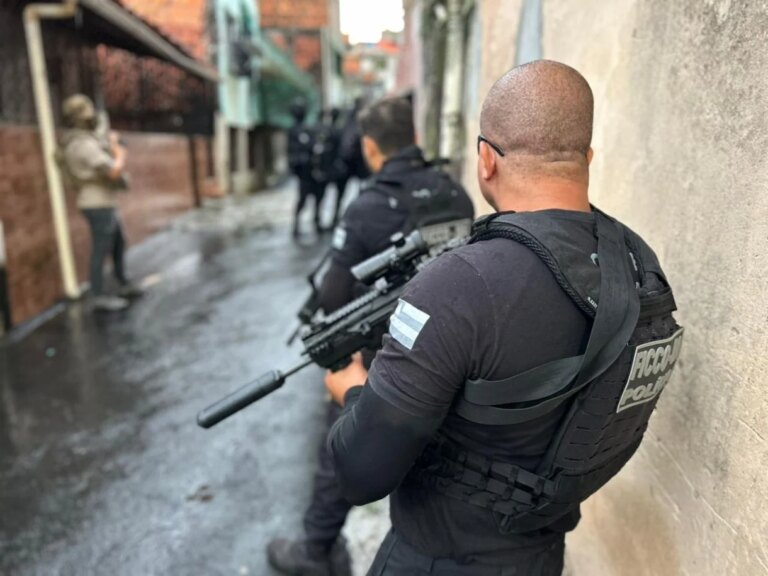 Polícia desarticula ponto de armazenamento de armas e drogas de grupo associado à facção carioca na Bahia – Acorda Cidade