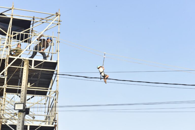 tirolesa com 50 metros de descida promete adrenalina máxima