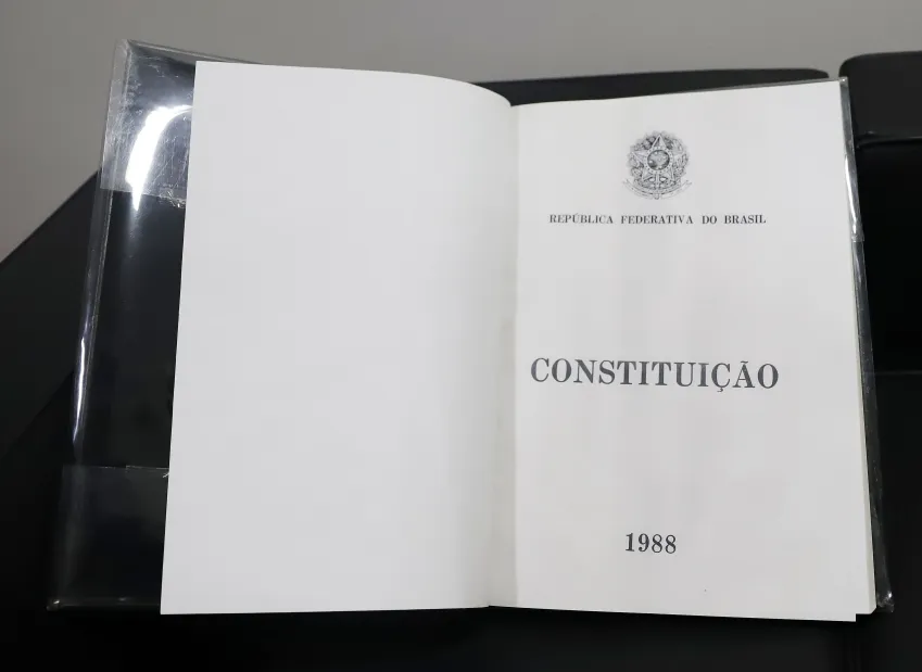 Réplica da Constituição Federal que foi levada durante atos criminosos e depois foi devolvida • Rosinei Coutinho/SCO/STF