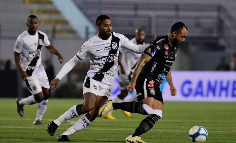 Em crise, clube sob greve de atletas é processado em quase R$ 1 milhão