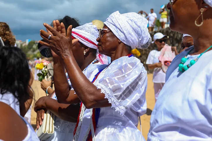 Imagem ilustrativa da imagem Festa de Iemanjá: como idosos podem aproveitar com saúde e segurança?