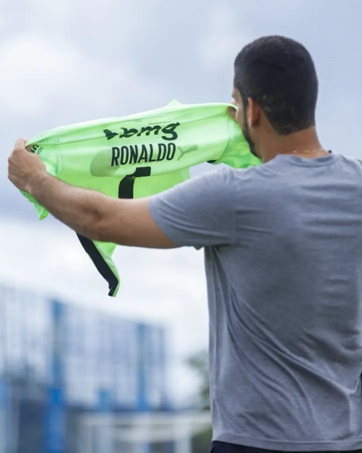 Ronaldo herdando a camisa 1 de Danilo Fernandes
