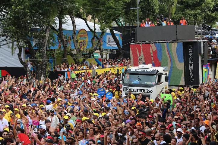É possível aproveitar a folia com só R$ 100 no bolso