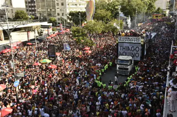 Cantor Thiago Aquino se apresentando no Circuito Osmar