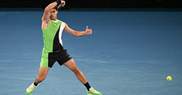 Número um do mundo, Alcaraz estreia com vitória sólida no Australian Open