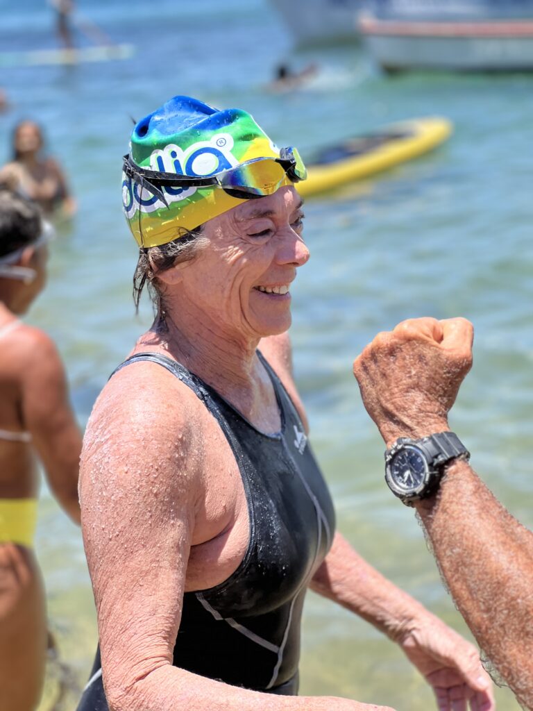 Aos 70 anos, Desirée nada sozinha a travessia Salvador–Mar Grande