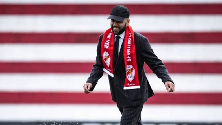 Após comprar clube português, Dani Alves pode retornar aos gramados