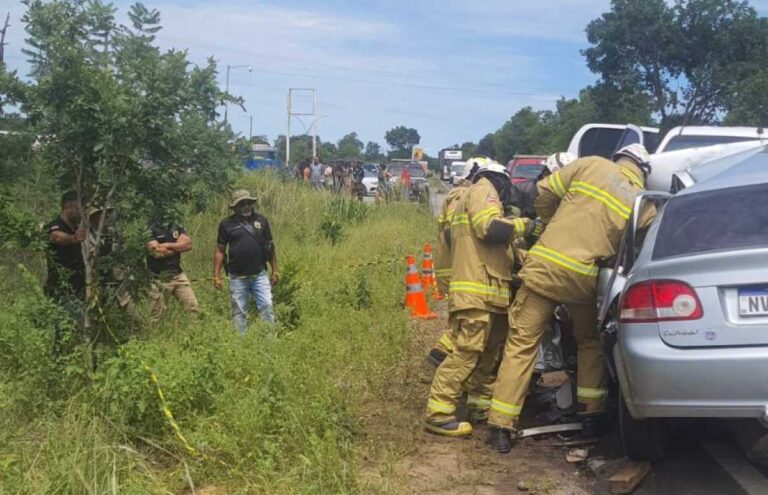 Bombeiros do 20º BBM retiram corpo preso em ferragens após acidente veicular na BR-349, em Santa Maria da Vitória – Acorda Cidade