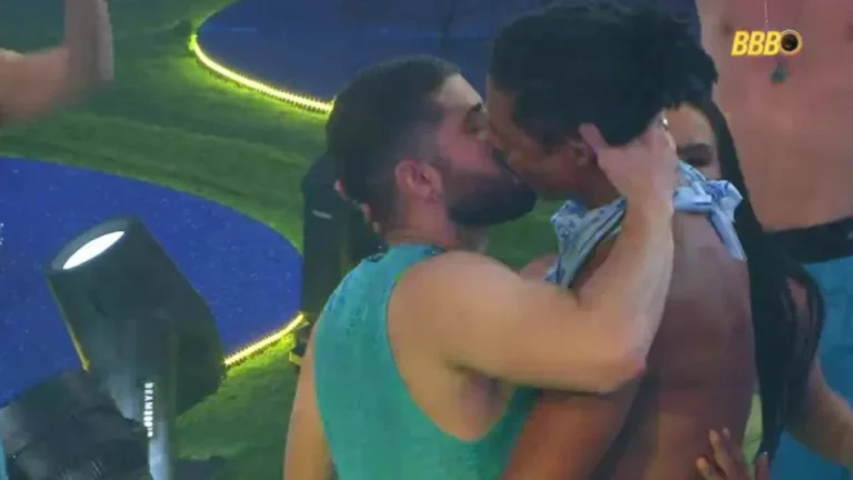 Breno e Marcelo protagonizam primeiro beijo do BBB 26
