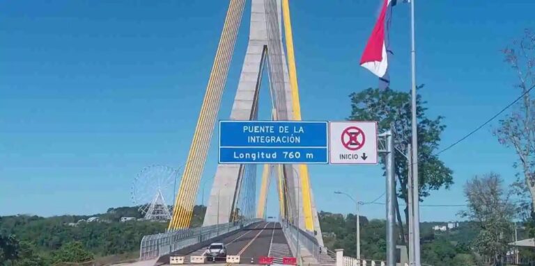 Caminhoneiros ficam até 24 horas na ponte Brasil-Paraguai