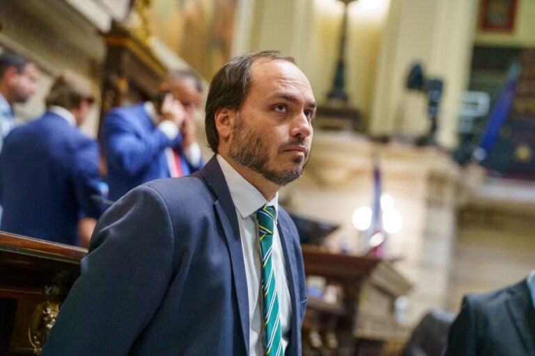 Carlos Bolsonaro aponta culpado por pai estar “abatido” na cadeia