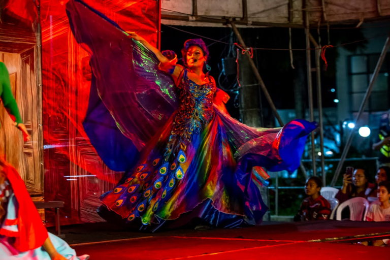 Conheça a personagem drag que ensina crianças sobre igualdade no teatro