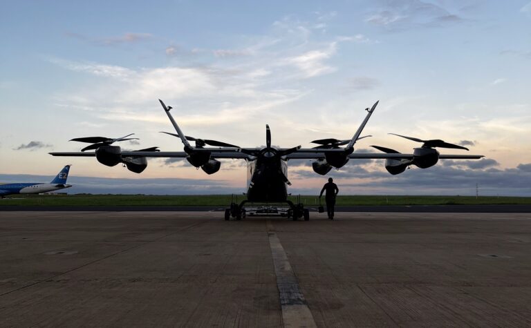 Eve Air, da Embraer, atinge US$1,2 bi em financiamentos para “carro voador”