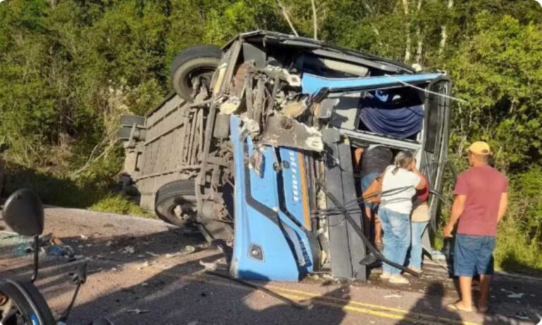 Acidente entre ônibus e caminhão deixa duas pessoas mortas e 22 feridas entre Barra da Estiva e Ituaçu – Acorda Cidade