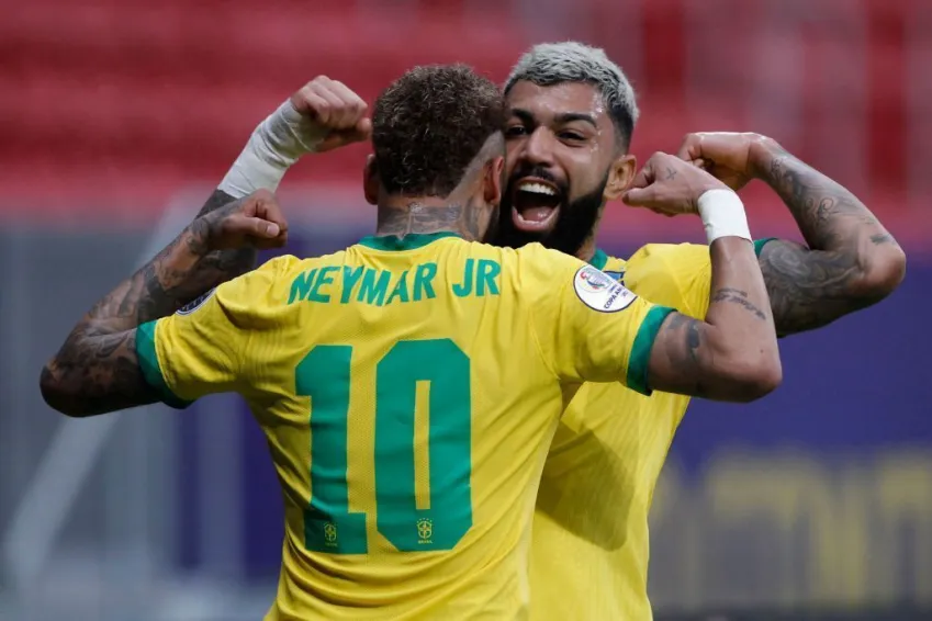 Gabigol e Neymar atuando pela Seleção Brasileira • MB Media / Getty Images
