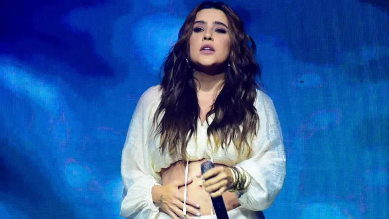 Lauana Prado anuncia gravidez em show uma semana após término de noivado