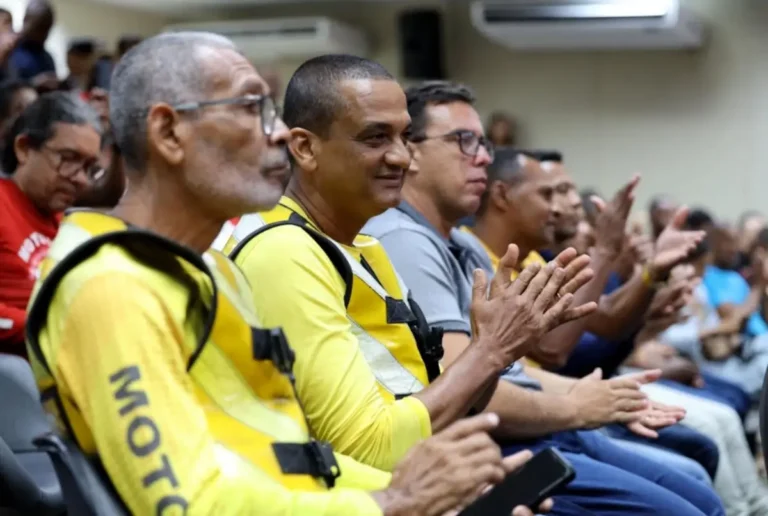 Mais de 200 mototaxistas e motofretistas do estado recebem certificados, kits de proteção e bags – Acorda Cidade