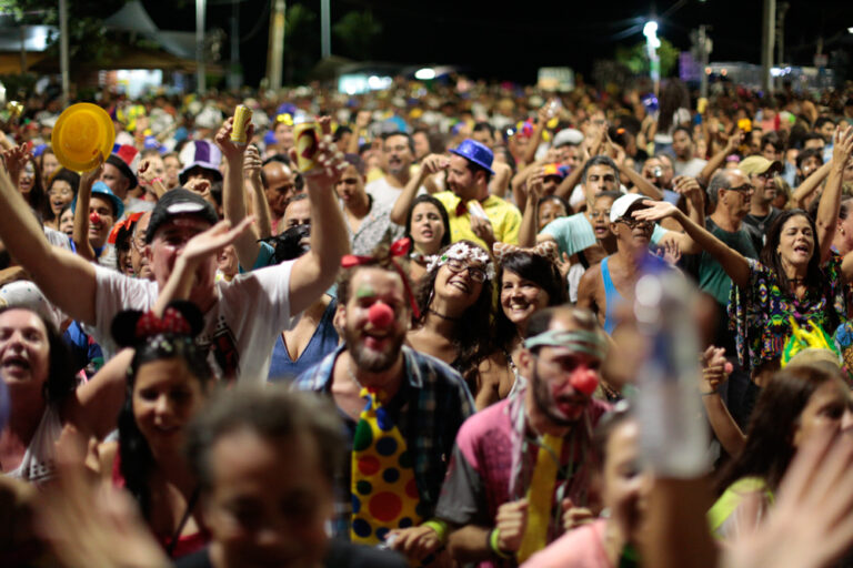 Palhaços do Rio Vermelho colorem Salvador com desfile de pré-Carnaval