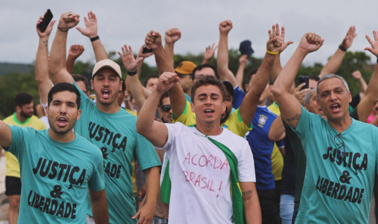 Passarela é interditada por risco de desabamento em ato de Nikolas Ferreira