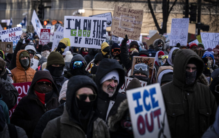 Polícia de imigração de Trump mata de novo e renova onda de protestos
