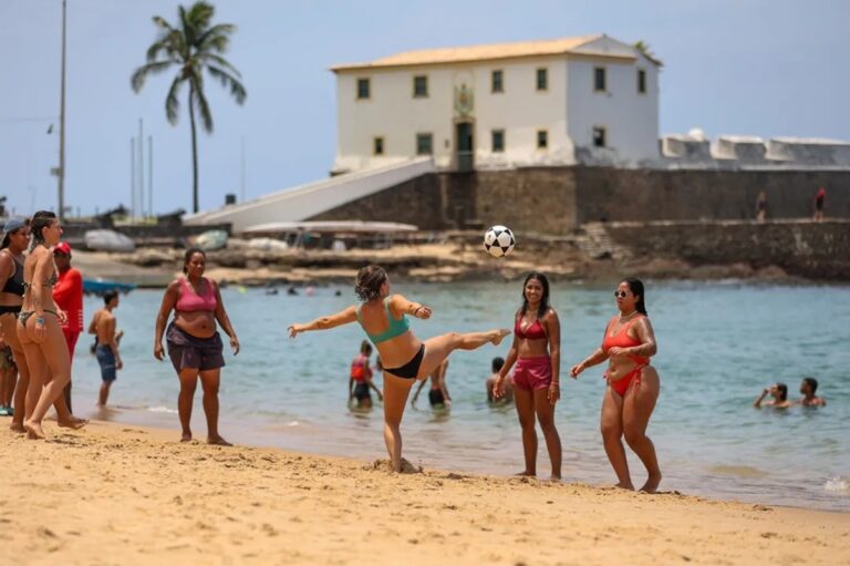 Salvador só tem uma praia própria para banho; saiba qual é