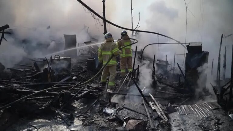 Incêndio atinge favela na Coreia do Sul e leva oito horas para ser apagado