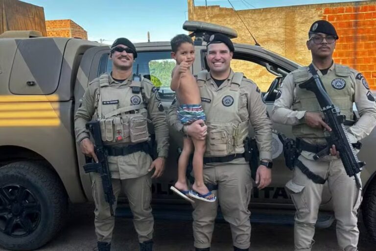 Vídeo: criança é resgatada por policiais após prender a cabeça em roda de carreta no interior da Bahia