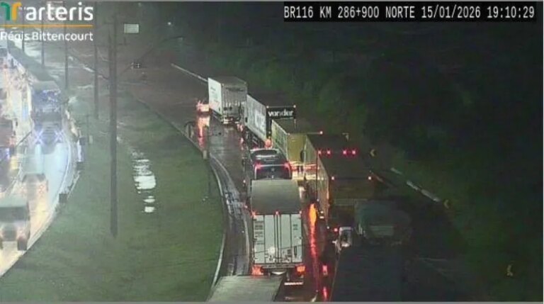 Régis Bittencourt registra 37 km de congestionamento após alagamentos