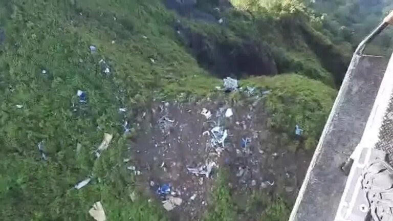 Indonésia encontra um corpo e destroços de avião que levava 10 pessoas