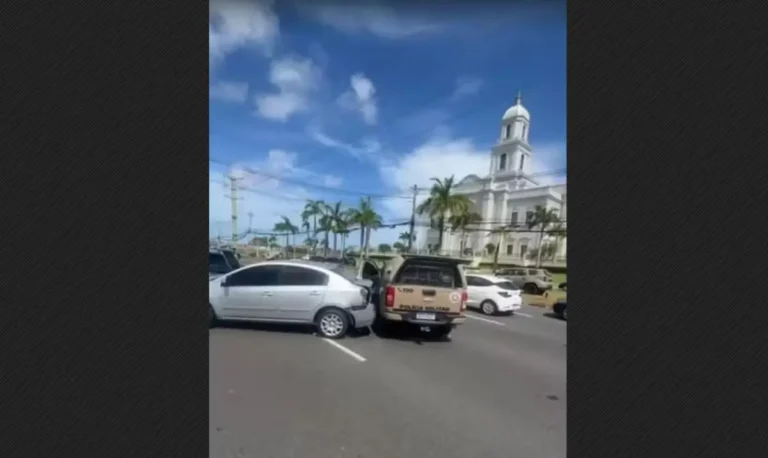 Engavetamento envolvendo viatura da PM e outros cinco carros deixa dois policiais feridos em Salvador – Acorda Cidade