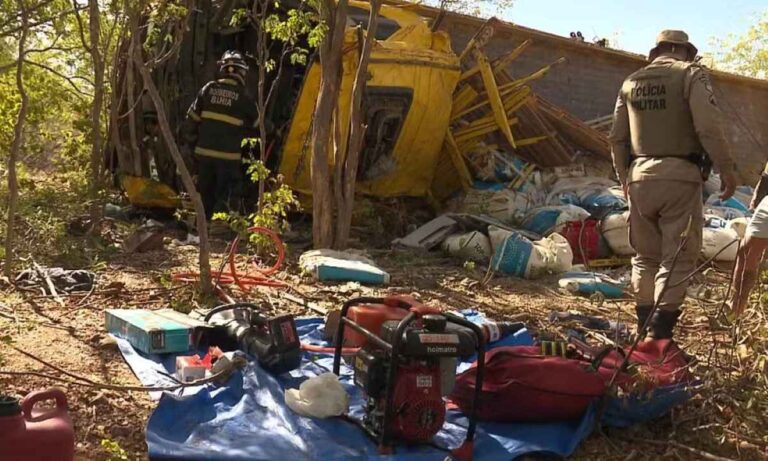 Motorista morre após carreta capotar e carga de fertilizante é saqueada na Bahia