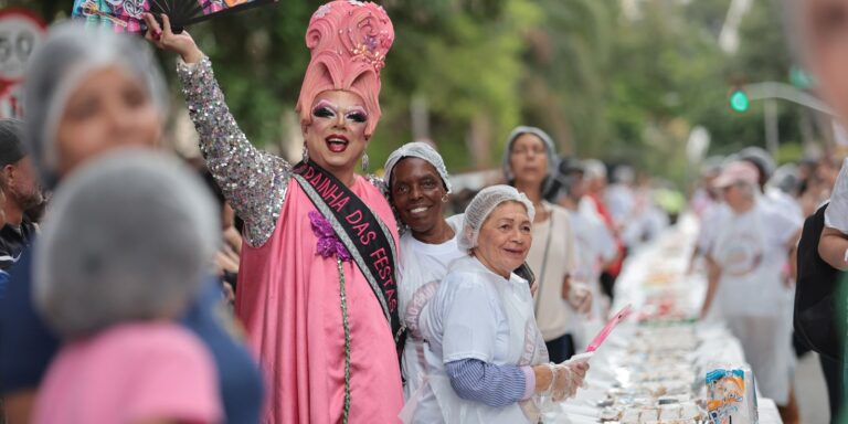 Aniversário da capital SP é comemorado com tradicional bolo do Bixiga