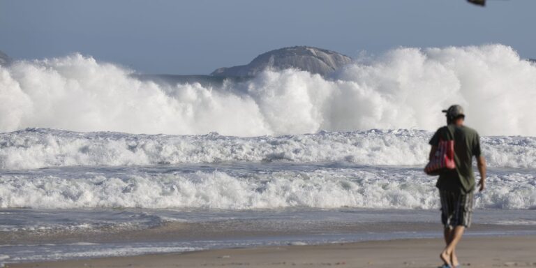 RJ: praias seguem com ressaca e banhistas devem evitar entrar no mar
