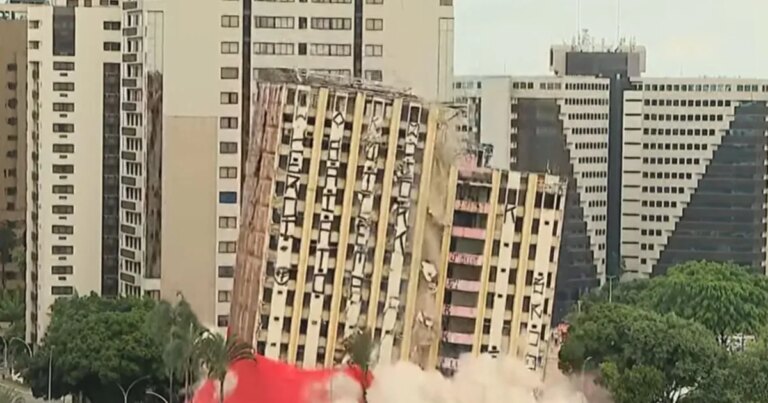 Veja momento da implosão do primeiro hotel de luxo de Brasília